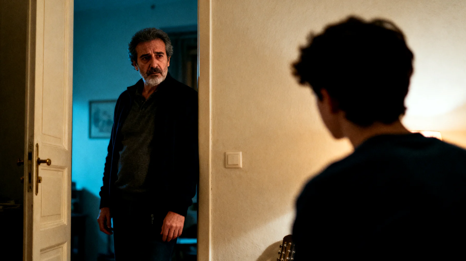 Papà si sente escluso e preoccupato perché il figlio adolescente mostra un distacco emotivo eccessivo, cercando sempre più autonomia senza condividere pensieri, emozioni o momenti di dialogo, creando un muro di silenzio e indifferenza"